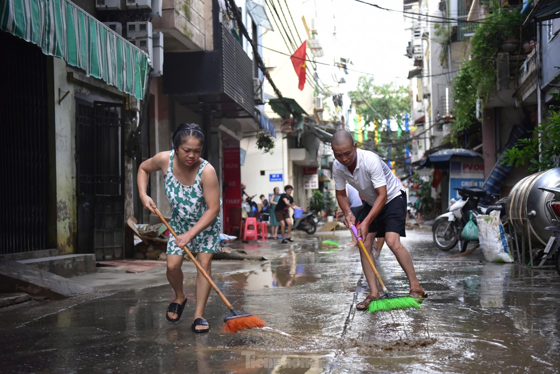 Người dân ven sông Hồng dọn dẹp nhà cửa khi nước rút ảnh 17