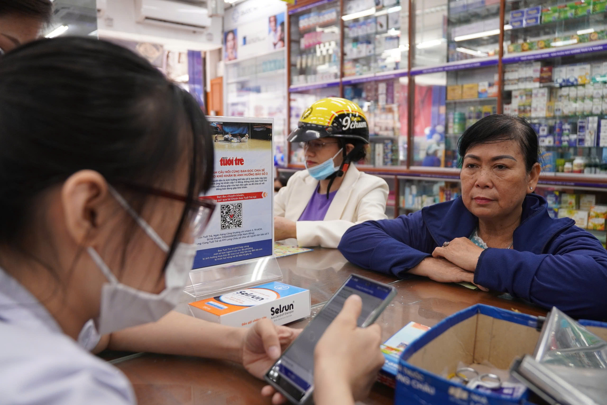 'Tôi không có nhiều tiền, góp mấy chục ngàn ủng hộ đồng bào miền Bắc 1-2 bữa cơm' - Ảnh 2.