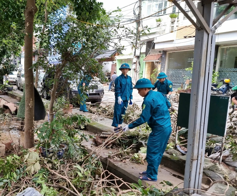 Lực lượng hỗ trợ dọn dẹp cây xanh, vệ sinh môi trường sau bão lũ tại khu vực tổ 10A, 10B phường Bạch Đằng, Quận Hai Bà Trưng