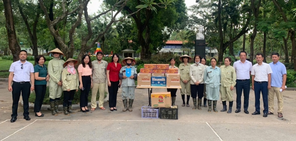 Lãnh đạo UBND, UB MTTQ Việt Nam Quận Hai Bà Trưng trao tặng quà động viên cán bộ công nhân viên Công ty TNHH MTV công viên Thống Nhất