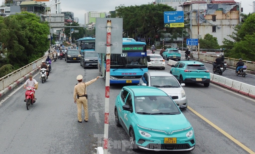 Vì sao làn cầu yếu ở hai bên cầu Chương Dương khó cấm ô tô? ảnh 5