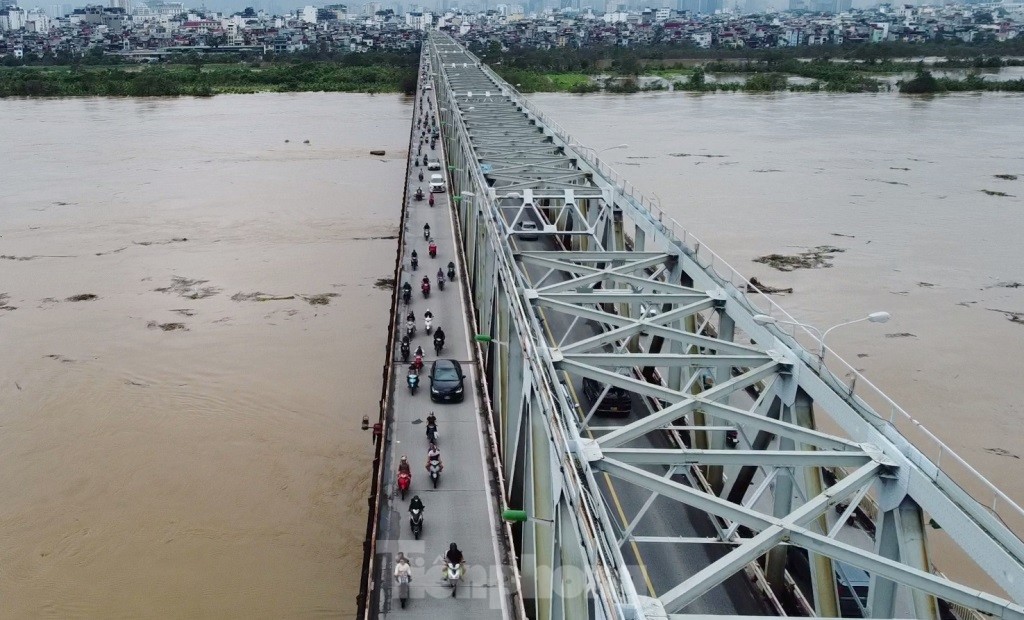 Vì sao làn cầu yếu ở hai bên cầu Chương Dương khó cấm ô tô? ảnh 6