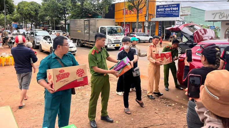 [Ảnh] Đồng bào các dân tộc tỉnh Đắk Lắk hướng về đồng bào vùng lũ lụt ảnh 12