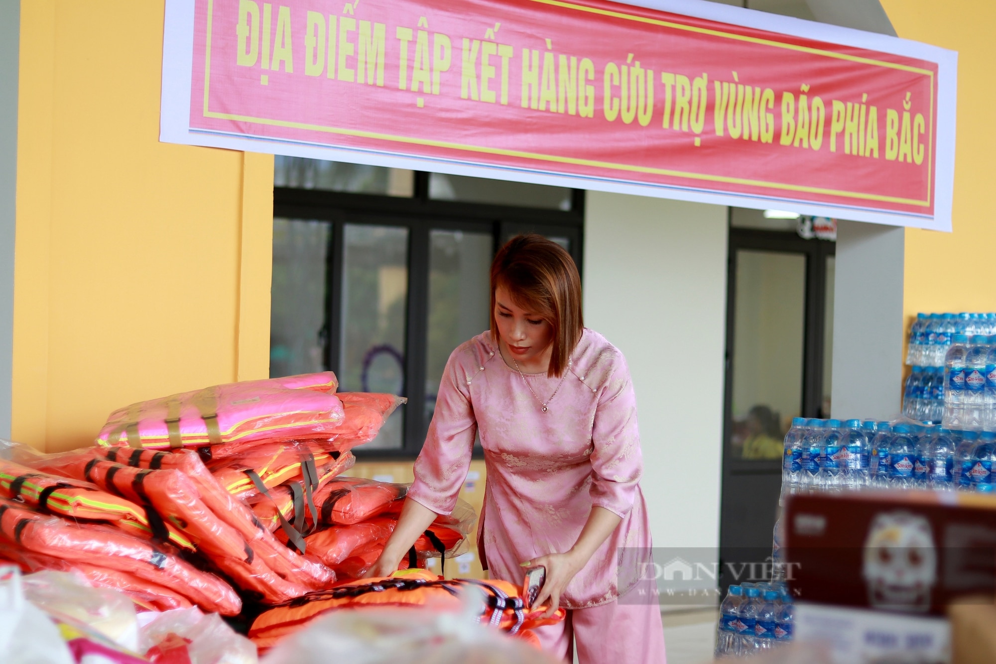 Hàng chục tấn nhu yếu phẩm, áo phao, cá  khô, ruốc, mực rim từ Hà Tĩnh ra đồng bào phía Bắc- Ảnh 2.