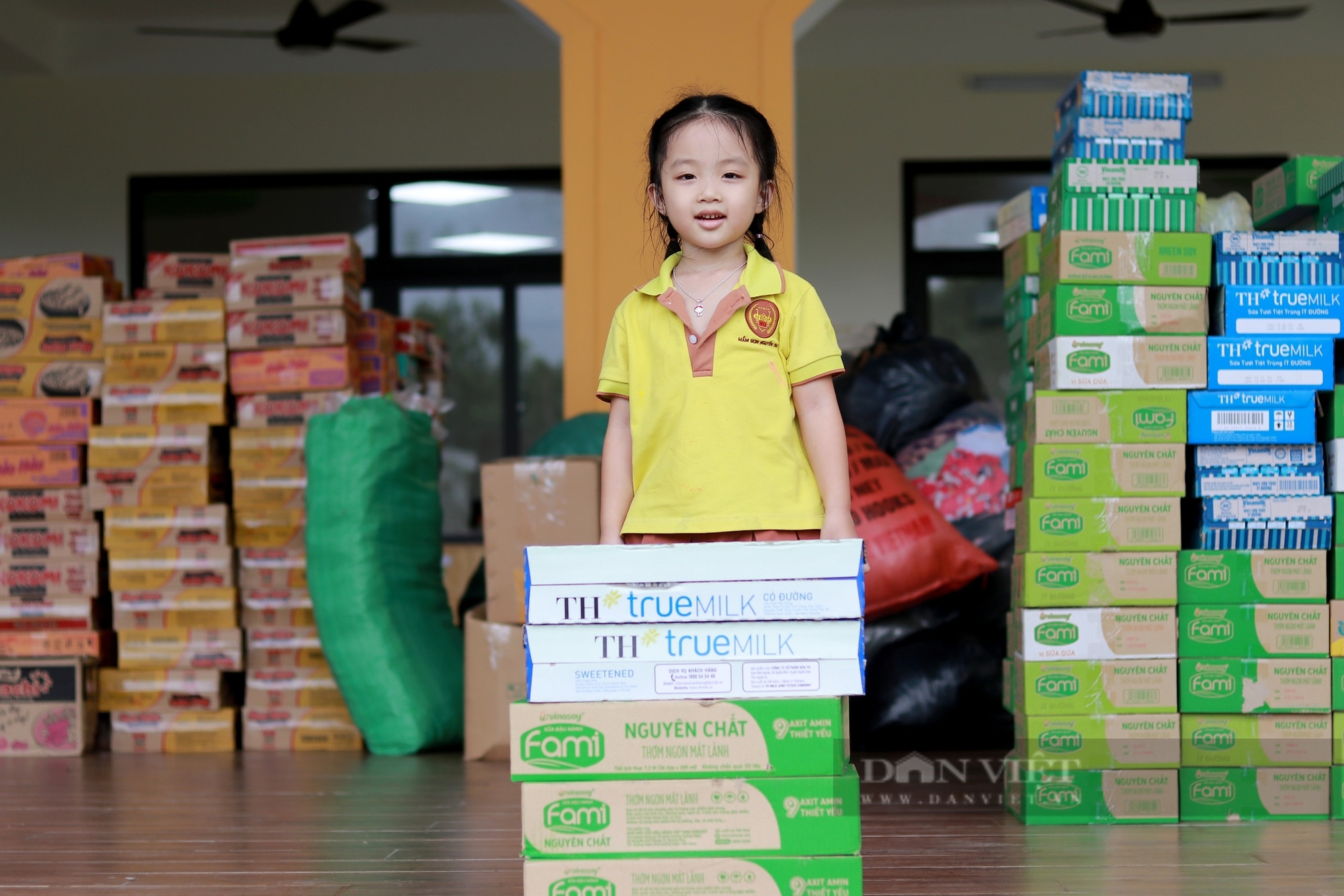 Hàng chục tấn nhu yếu phẩm, áo phao, cá  khô, ruốc, mực rim từ Hà Tĩnh ra đồng bào phía Bắc- Ảnh 7.