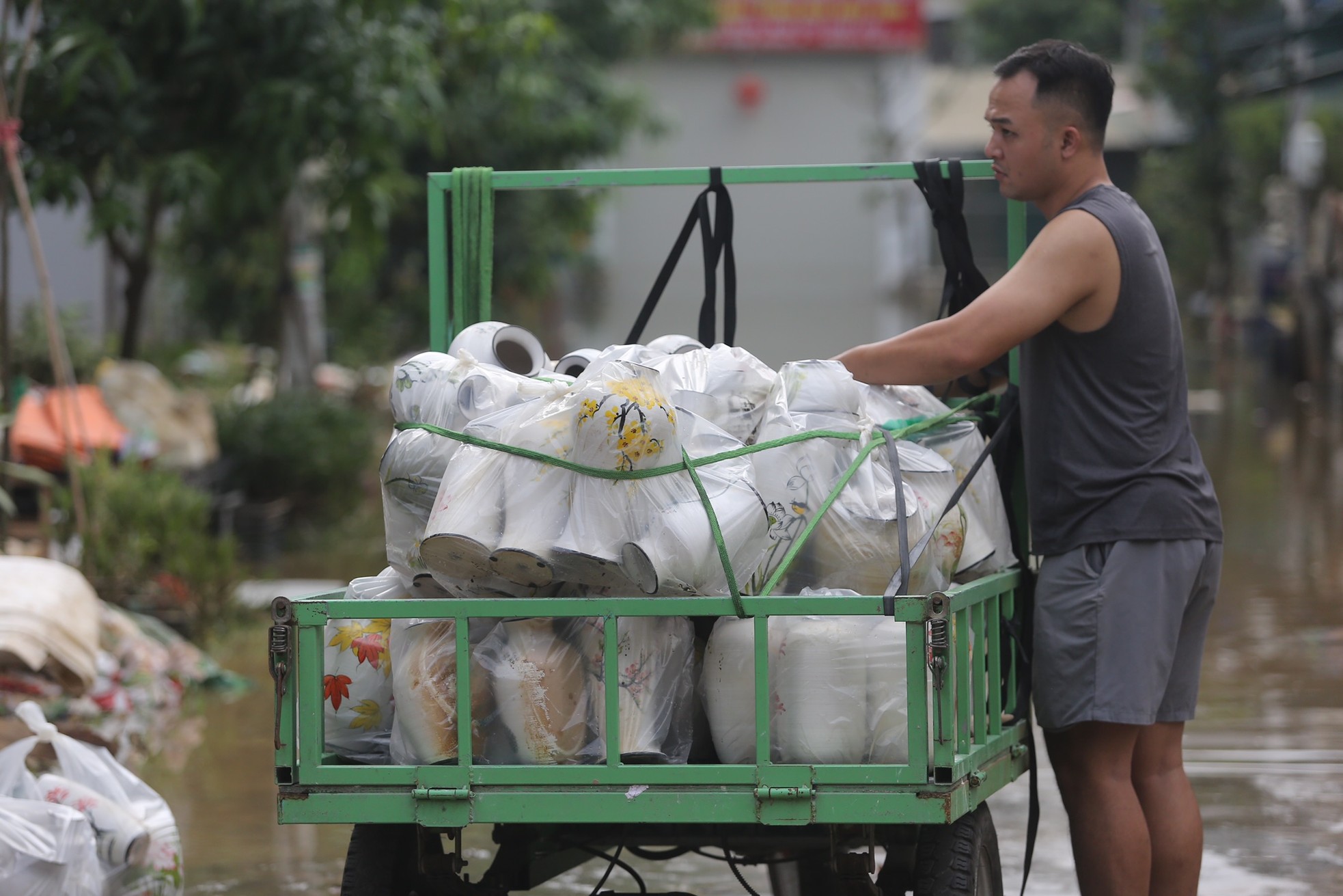 Tiểu thương làng gốm Bát Tràng thiệt hại nửa tỷ đồng sau trận ngập lụt ảnh 12