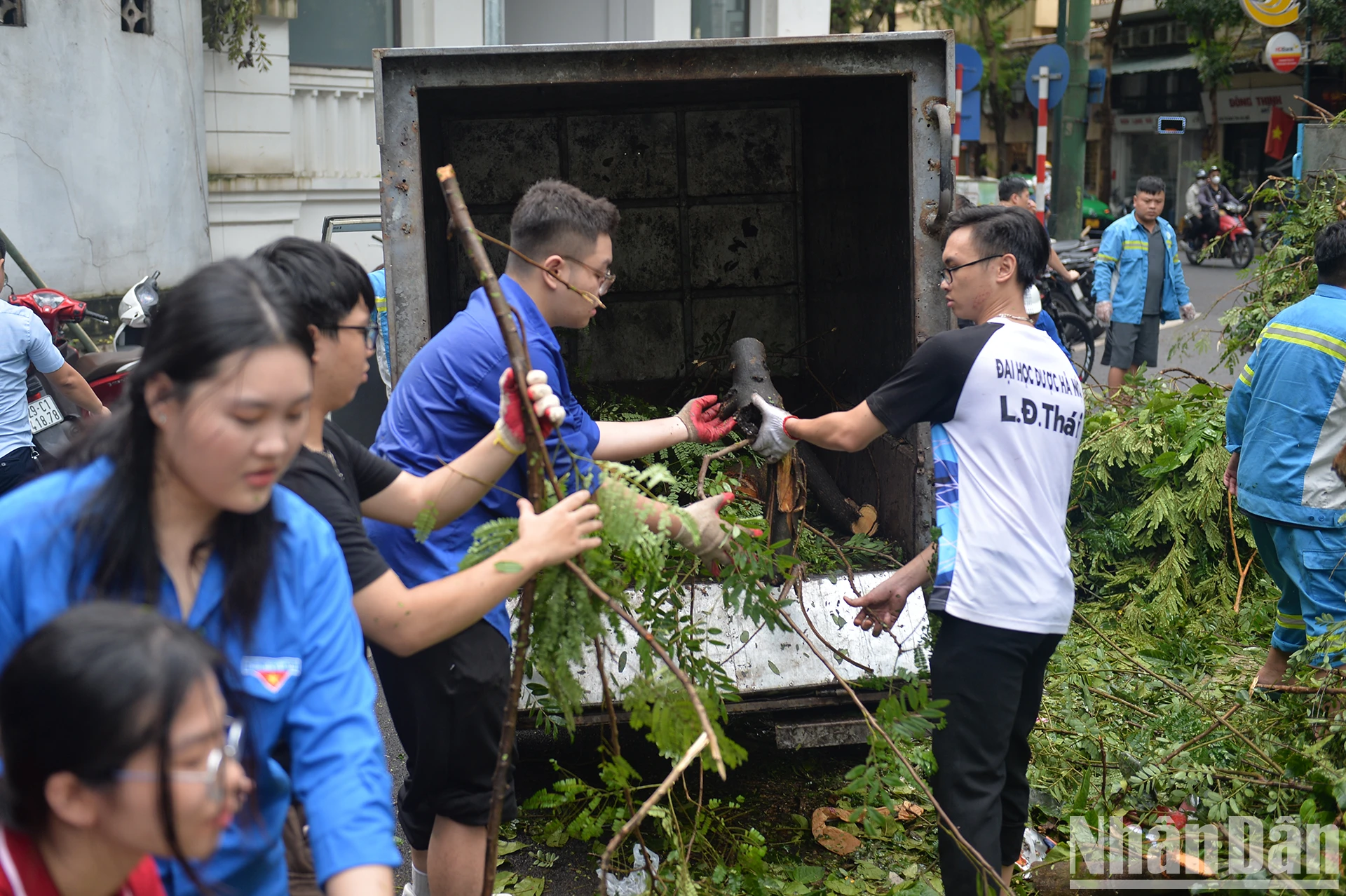 "Áo xanh" tình nguyện khắc phục hậu quả sau bão tại Thủ đô ảnh 10