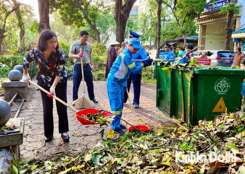 Phó Bí thư Thường trực Thành ủy Nguyễn Thị Tuyến tham gia vệ sinh môi trường cùng người dân tại Vườn hoa Vạn Xuân.