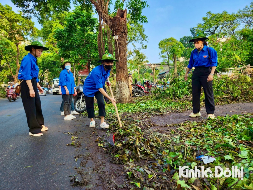 Đoàn thanh niên dọn dẹp đường phố, tổng VSMT khắc phục hậu quả bão số 3 tại vườn hoa Vạn Xuân (quận Ba Đình, TP Hà Nội).