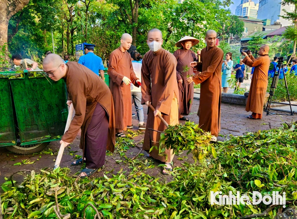 [Ảnh]: Người dân Hà Nội dọn vệ sinh môi trường khắc phục hậu quả bão Yagi - Ảnh 1