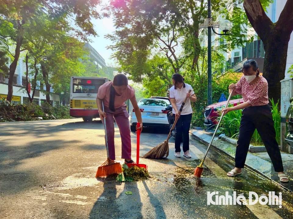 Đông đảo người dân hưởng ứng tổng vệ sinh môi trường Thủ đô tại các khu dân cư