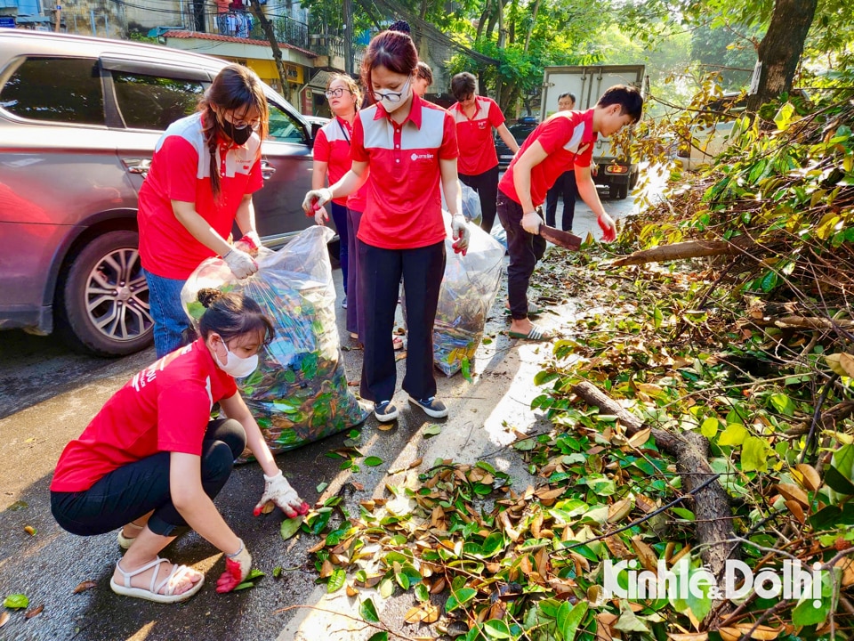 Nhiều bạn trẻ tình nguyện viên tham gia dọn dẹp đường phố, tổng vệ sinh môi trường tại phố Phan Kế Bính (quận Ba Đình, TP Hà Nội).