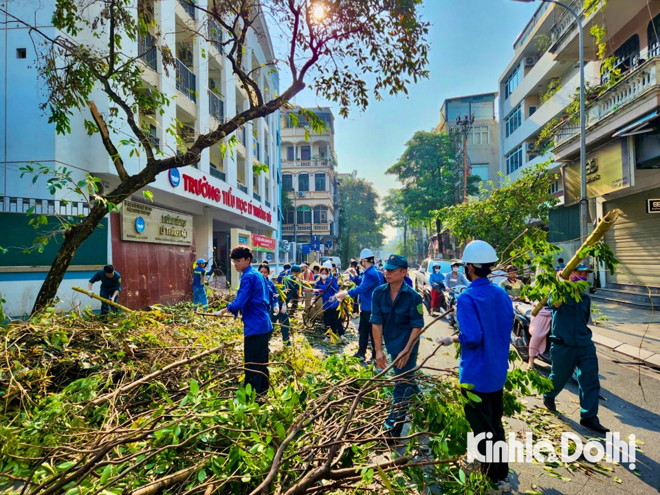 Lực lượng chức năng cùng người dân dọn dẹp vệ sinh môi trường tại phố Nguyễn Khuyến (quận Đống Đa, TP Hà Nội).