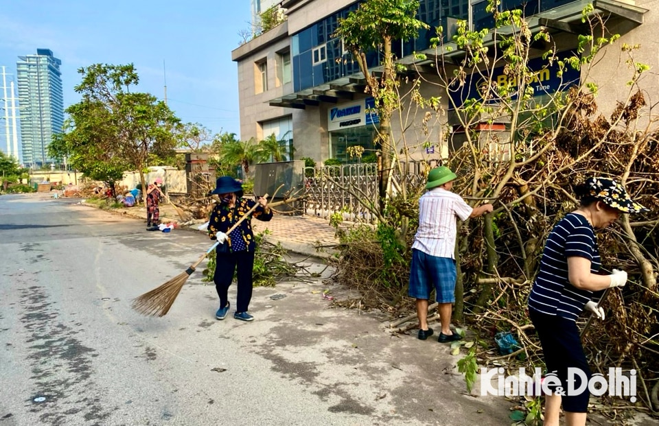 Người dân chung tay tổng vệ sinh đường phố tại quận Tây Hồ.