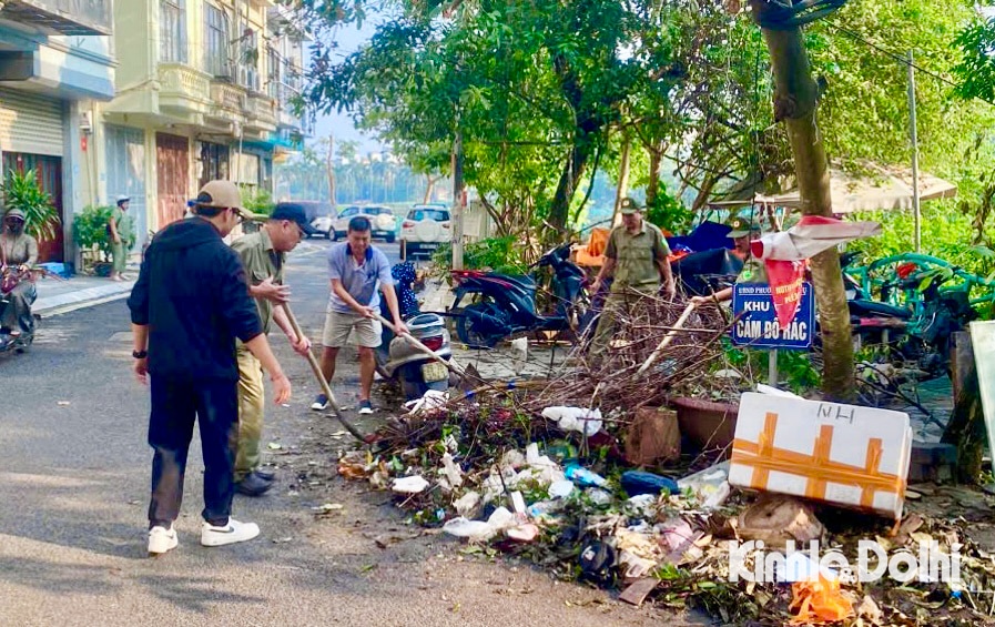 [Ảnh]: Người dân Hà Nội dọn vệ sinh môi trường khắc phục hậu quả bão Yagi - Ảnh 4