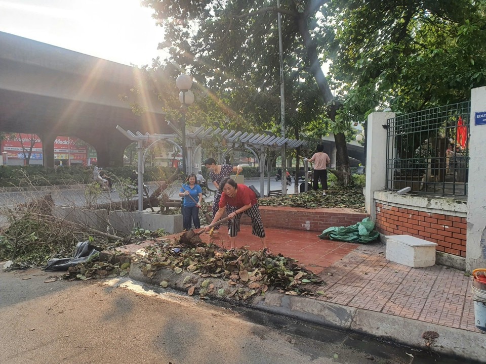 Phụ nữ quận Thanh Xuân ra quân làm sạch đường phố