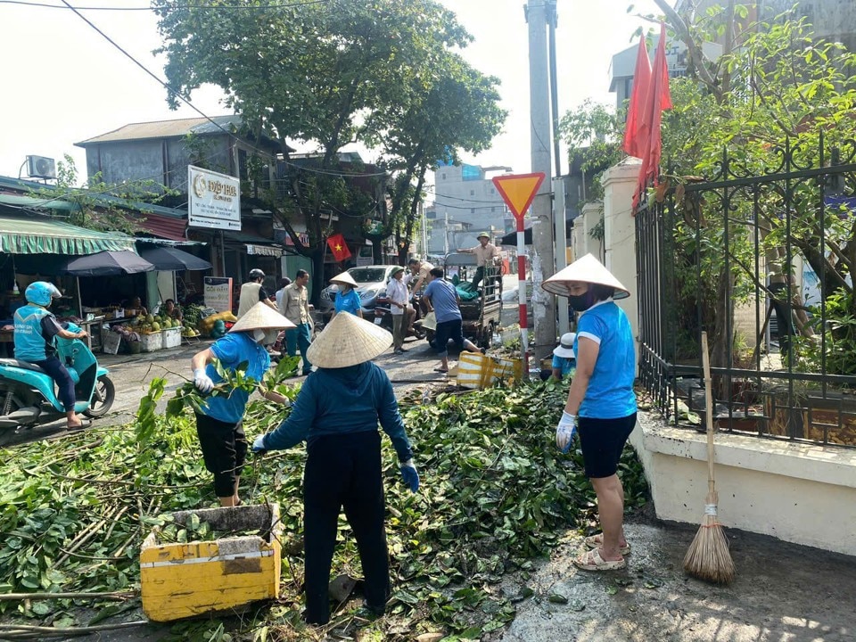 Phụ nữ quận Nam Từ Liêm tham gia tổng vệ sinh môi trường