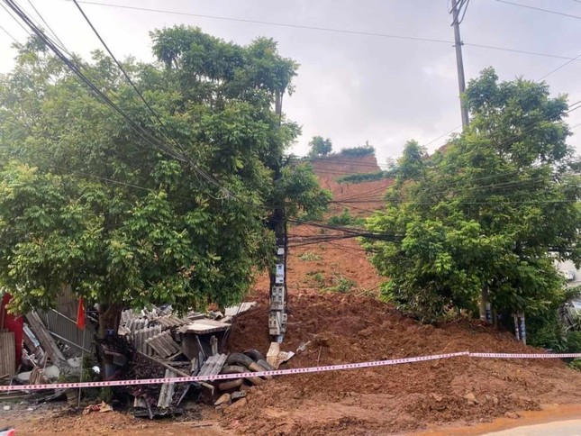 Sạt lở trong đêm khiến 8 ngôi nhà bị vùi lấp, cuốn trôi ở Yên Bái ảnh 6