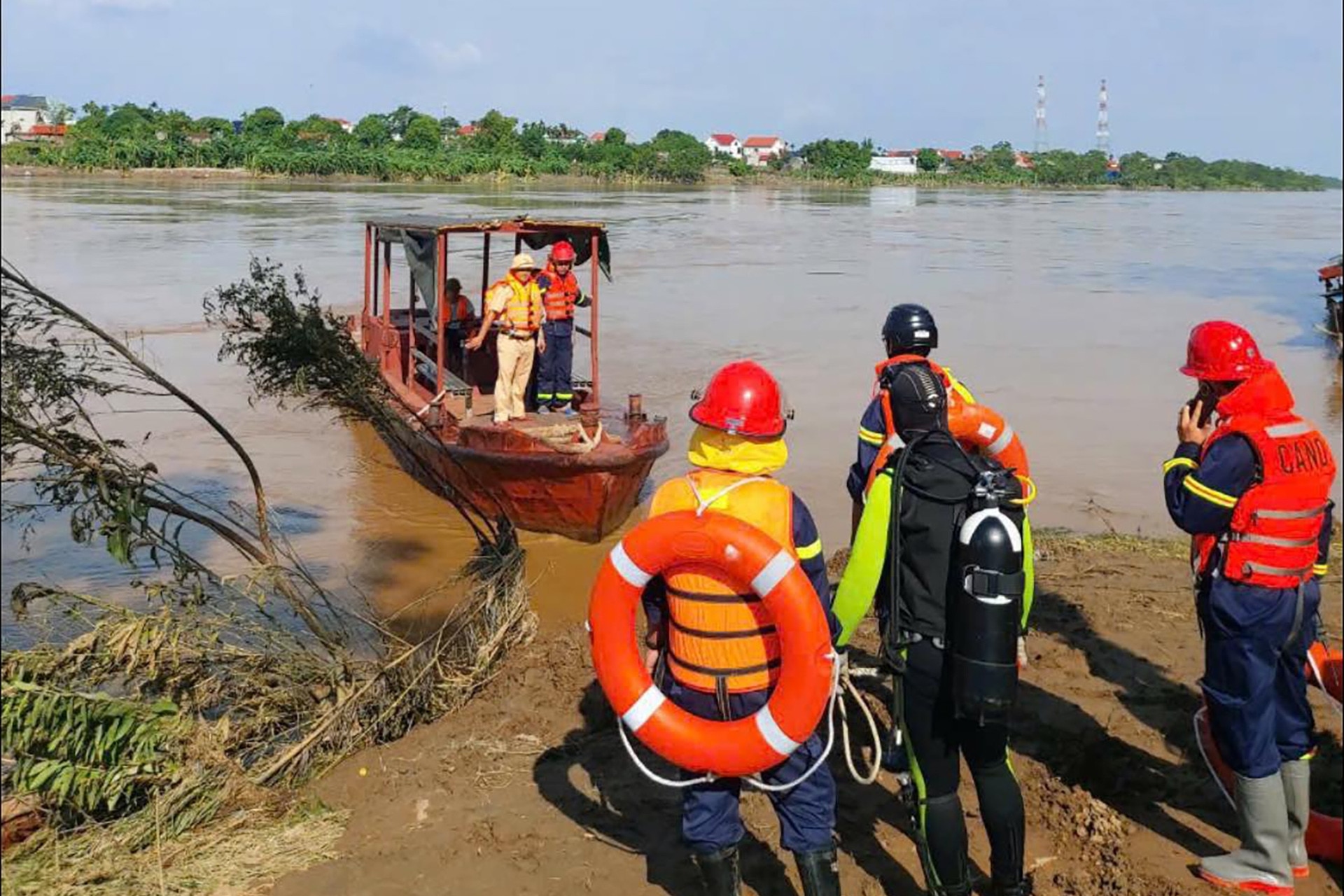 Diễn biến tìm kiếm mới nhất sau 5 ngày sập cầu Phong Châu