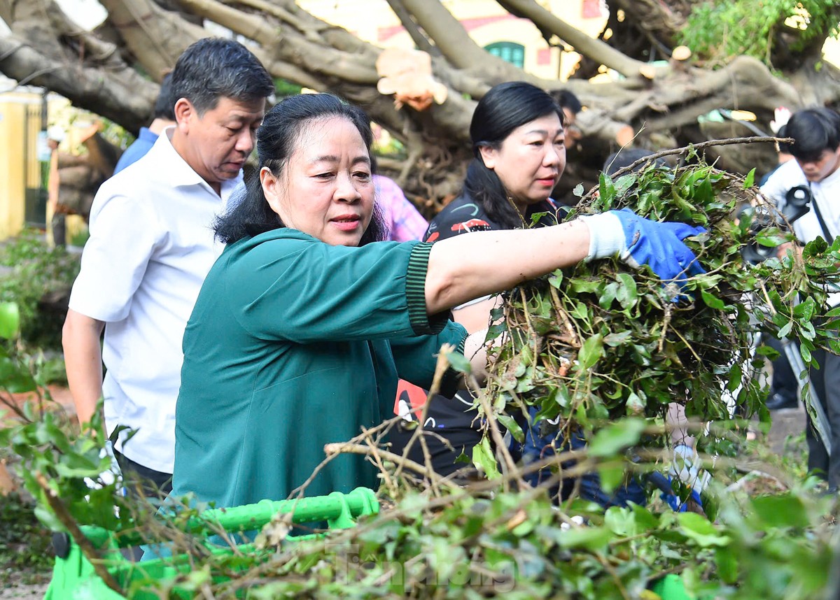 Người dân Thủ đô xuống phố vệ sinh môi trường khắc phục hậu quả cơn bão số 3 ảnh 2