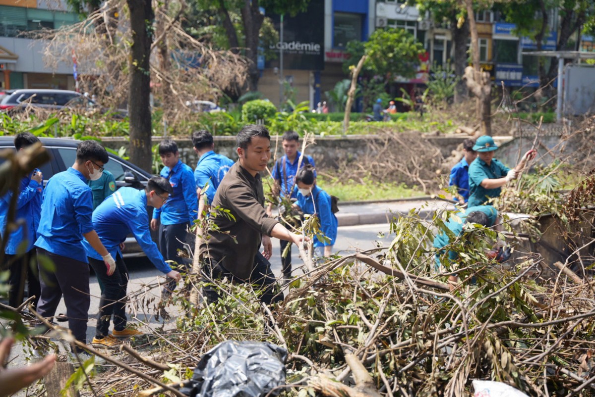 Người dân Thủ đô xuống phố vệ sinh môi trường khắc phục hậu quả cơn bão số 3 ảnh 3