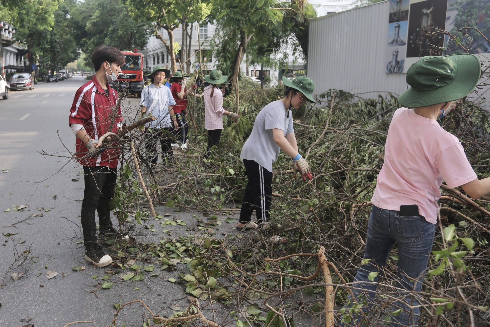 Người dân Thủ đô xuống phố vệ sinh môi trường khắc phục hậu quả cơn bão số 3 ảnh 6