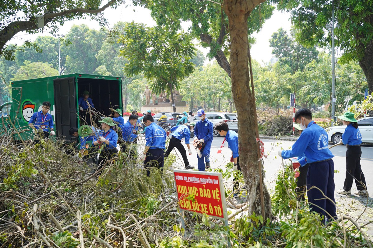 Người dân Thủ đô xuống phố vệ sinh môi trường khắc phục hậu quả cơn bão số 3 ảnh 10