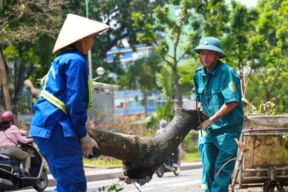 Người dân Thủ đô xuống phố vệ sinh môi trường khắc phục hậu quả cơn bão số 3 ảnh 12