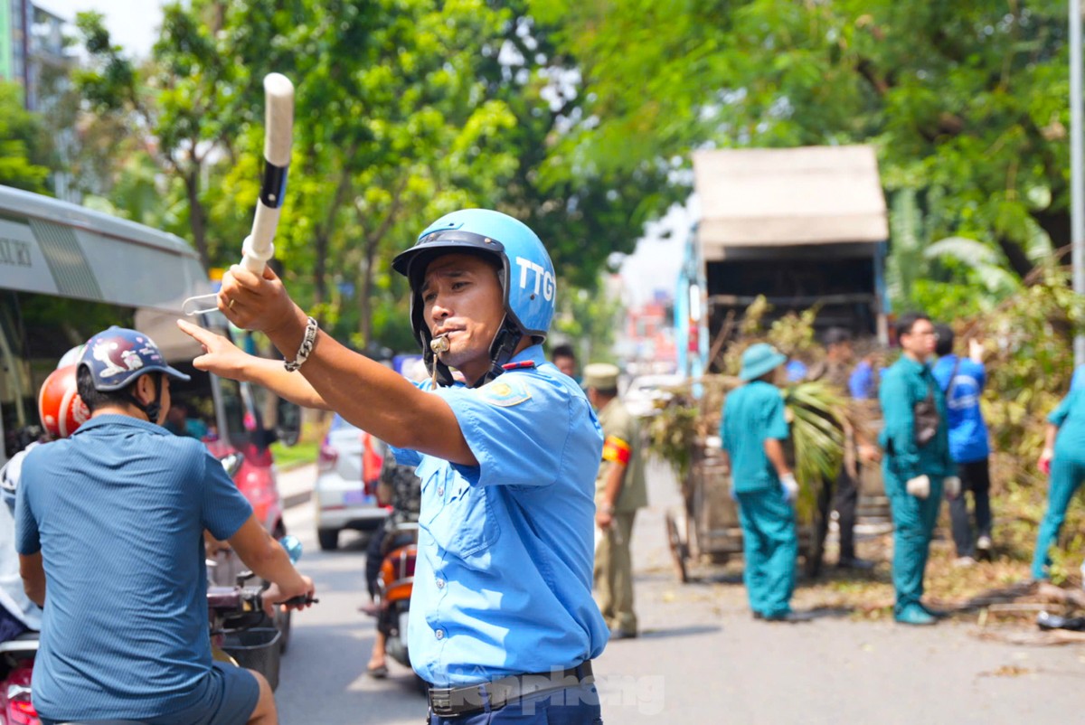 Người dân Thủ đô xuống phố vệ sinh môi trường khắc phục hậu quả cơn bão số 3 ảnh 11