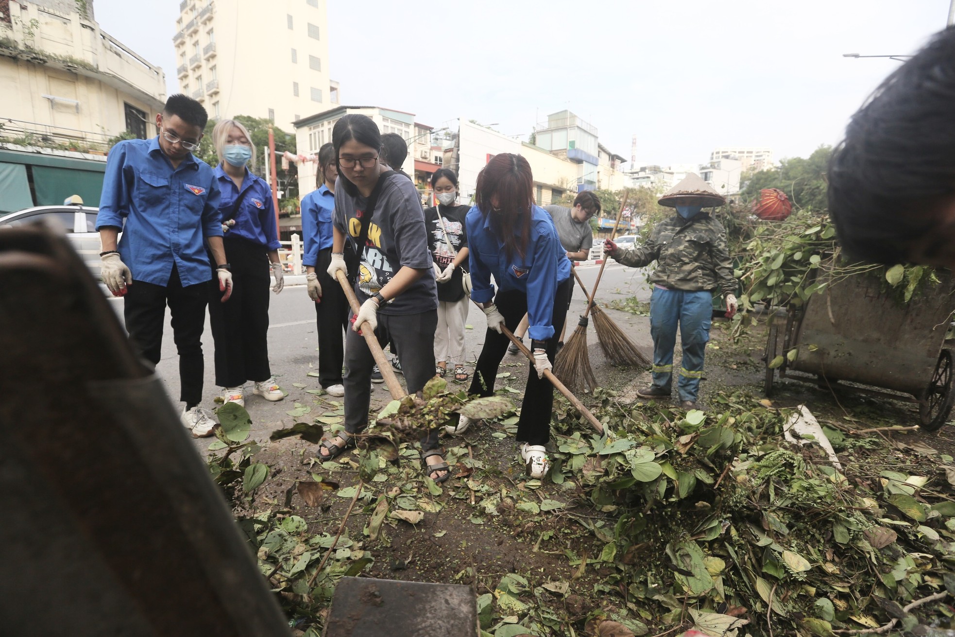 Người dân Thủ đô xuống phố vệ sinh môi trường khắc phục hậu quả cơn bão số 3 ảnh 15