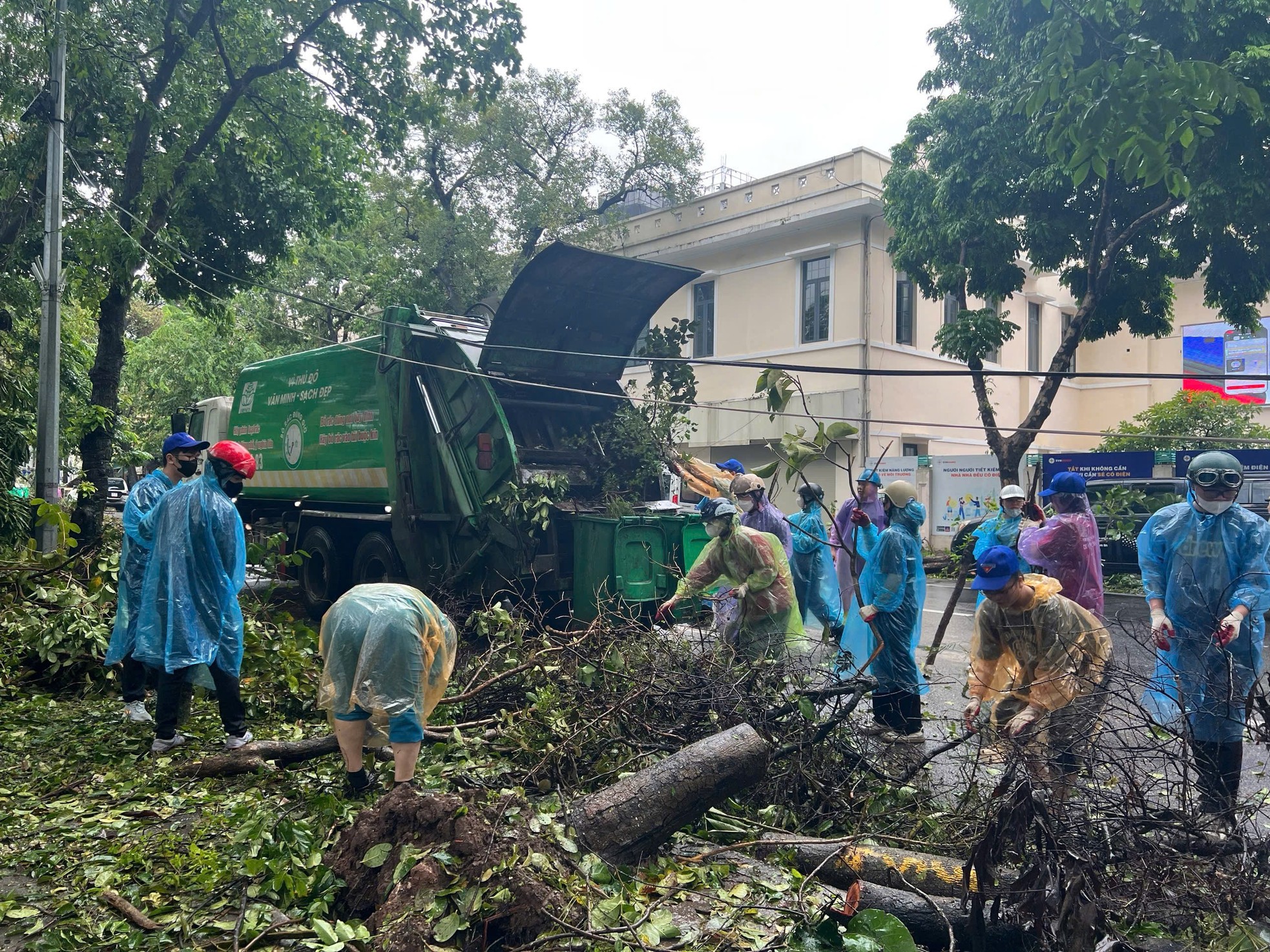 Người dân Thủ đô xuống phố vệ sinh môi trường khắc phục hậu quả cơn bão số 3 ảnh 16