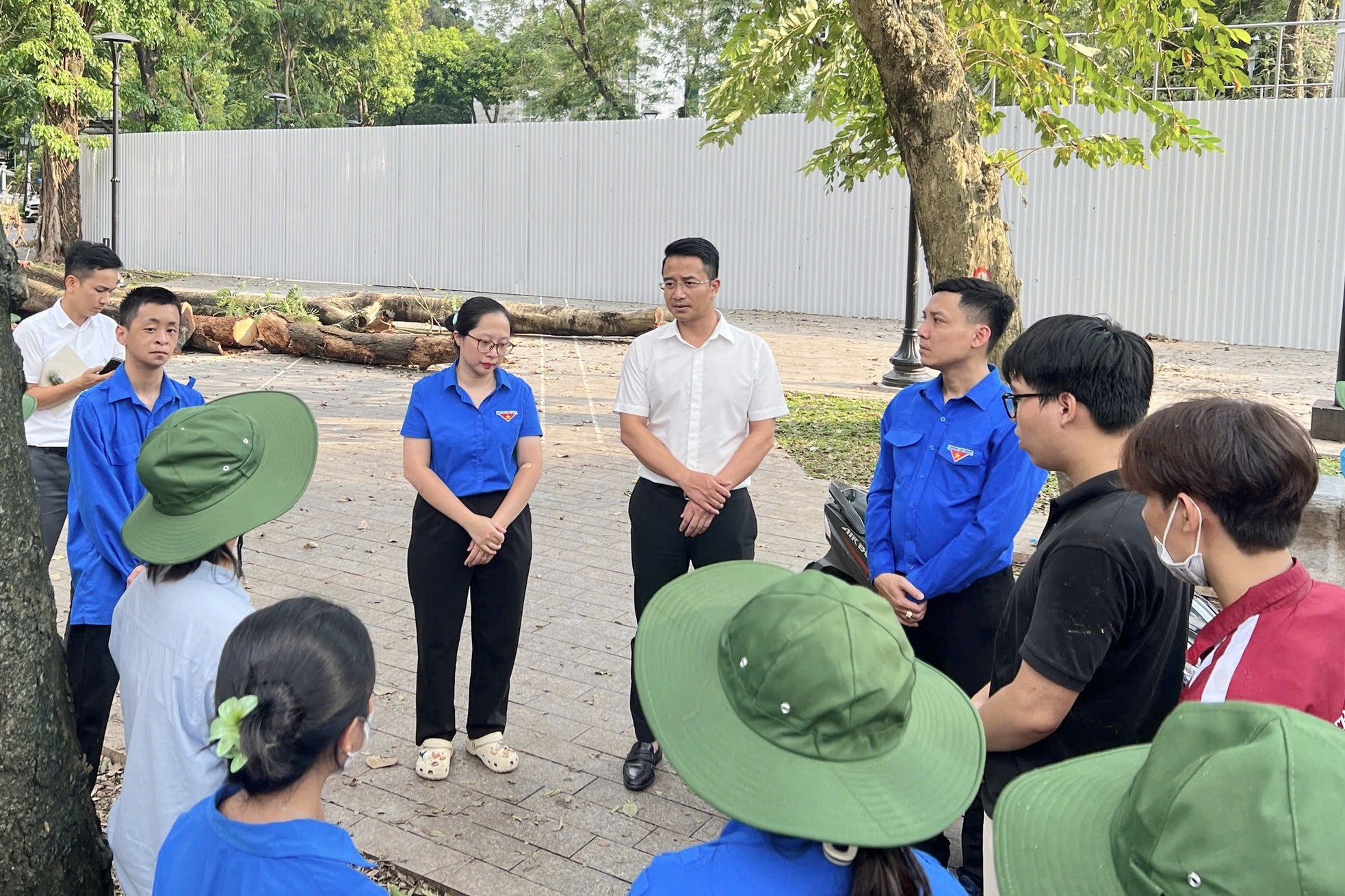 Người dân Thủ đô xuống phố vệ sinh môi trường khắc phục hậu quả cơn bão số 3 ảnh 17