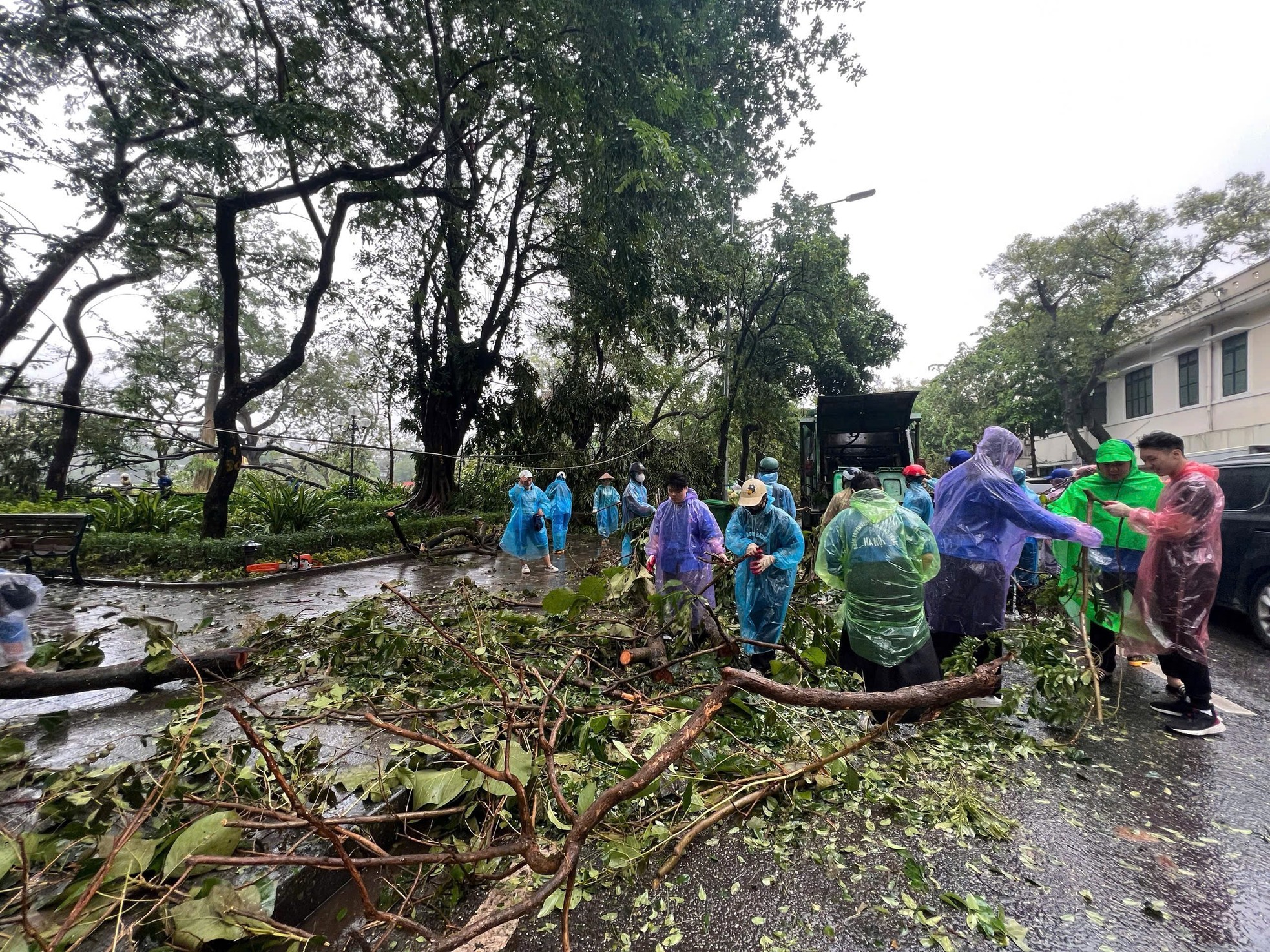 Người dân Thủ đô xuống phố vệ sinh môi trường khắc phục hậu quả cơn bão số 3 ảnh 18