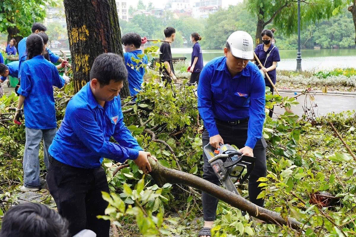 Người dân Thủ đô xuống phố vệ sinh môi trường khắc phục hậu quả cơn bão số 3 ảnh 20