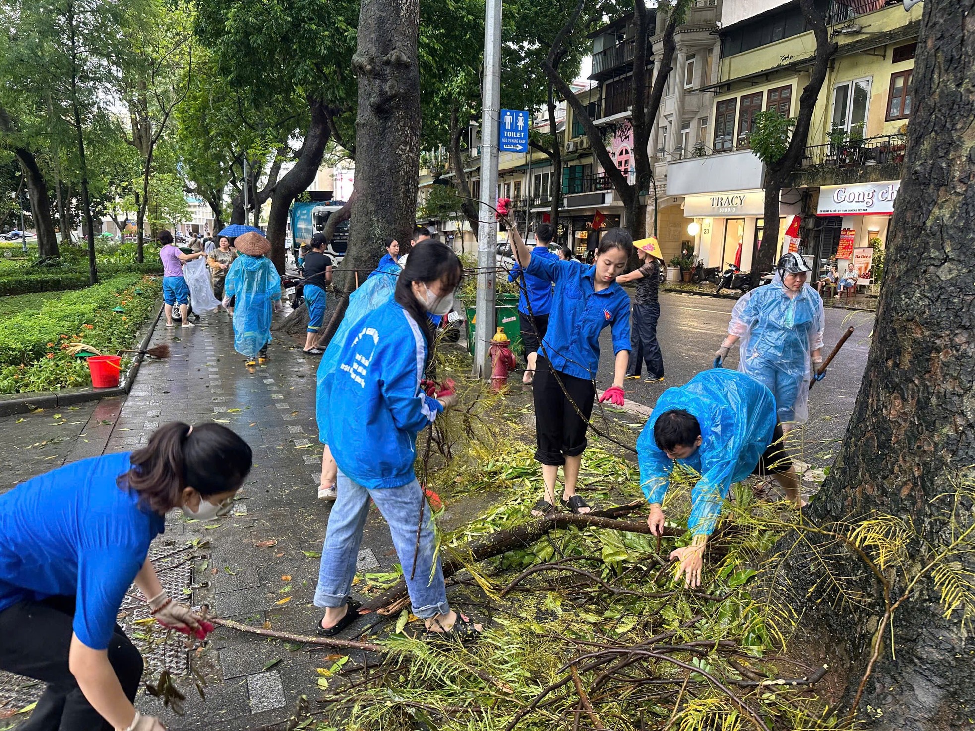 Người dân Thủ đô xuống phố vệ sinh môi trường khắc phục hậu quả cơn bão số 3 ảnh 21