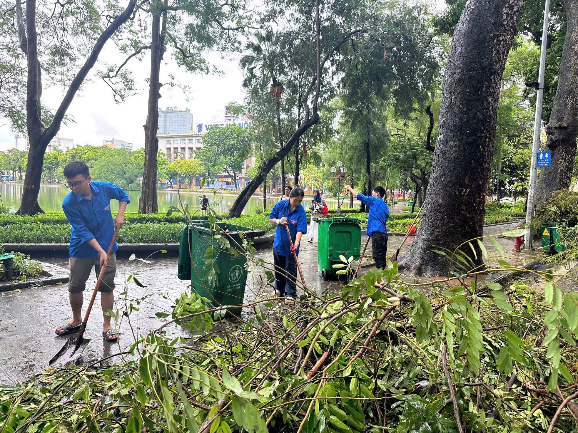 Người dân Thủ đô xuống phố vệ sinh môi trường khắc phục hậu quả cơn bão số 3 ảnh 22