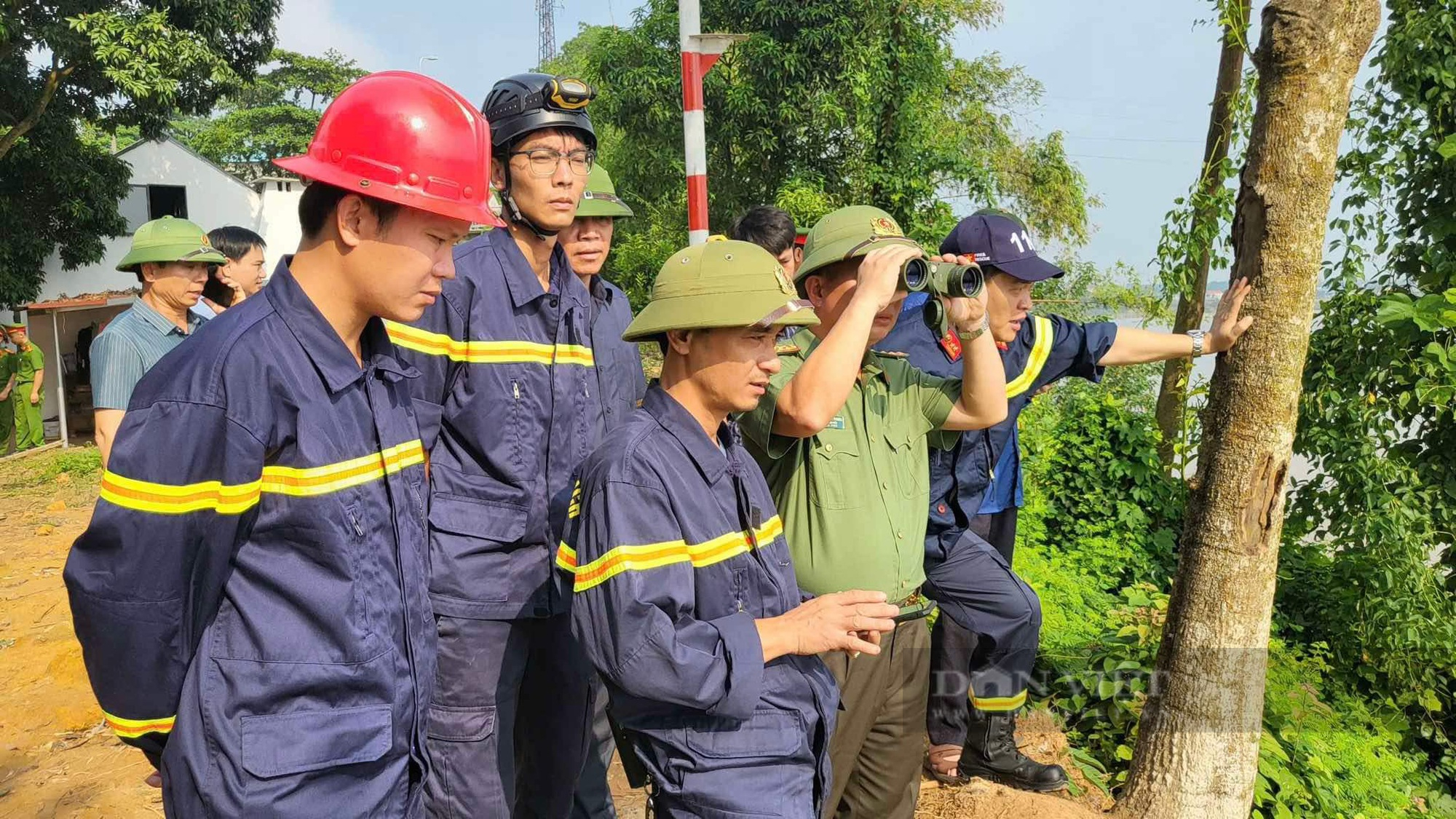 Hình ảnh mới nhất tìm kiếm người mất tích vụ sập cầu Phong Châu trên sông Hồng- Ảnh 2.