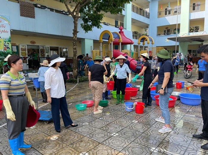 Phó Chủ tịch UBND quận Long Biên Nguyễn Thị Thanh Hằng kiểm tra, chỉ đạo công tác vệ sinh môi trường sau bão lũ tại Trường Mầm non Bắc Biên