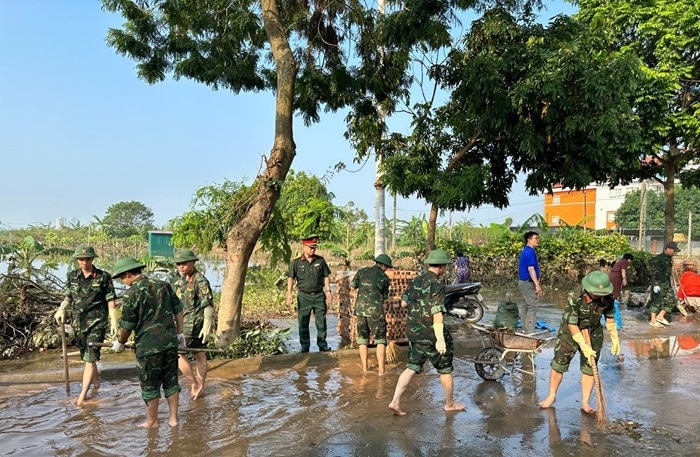 Lực lượng quân đội trên địa bàn quận Long Biên tham gia vệ sinh môi trường, khắc phục thiệt hại sau bão lũ