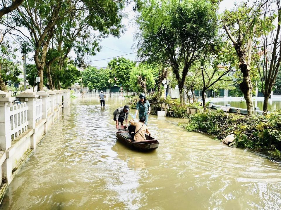 Cùng với việc ra quân xử lý môi trường, chính quyền và người dân quận Long Biên cũng tập trung bảo đảm công tác an sinh xã hội, hỗ trợ các gia đình chịu thiệt hại do bão số 3 gây ra.