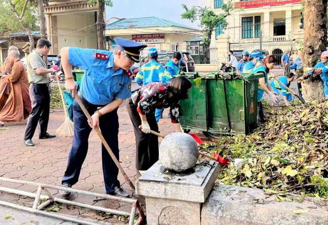 Hơn 300 Thanh tra phân luồng, đảm bảo trật tự chiến dịch thu dọn cây xanh đổ ảnh 3