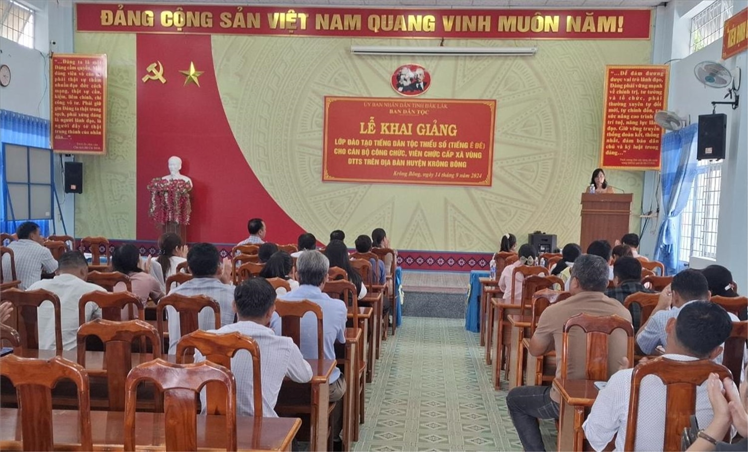 Giảng viên giảng dạy tiếng Ê Đê cho các học viên