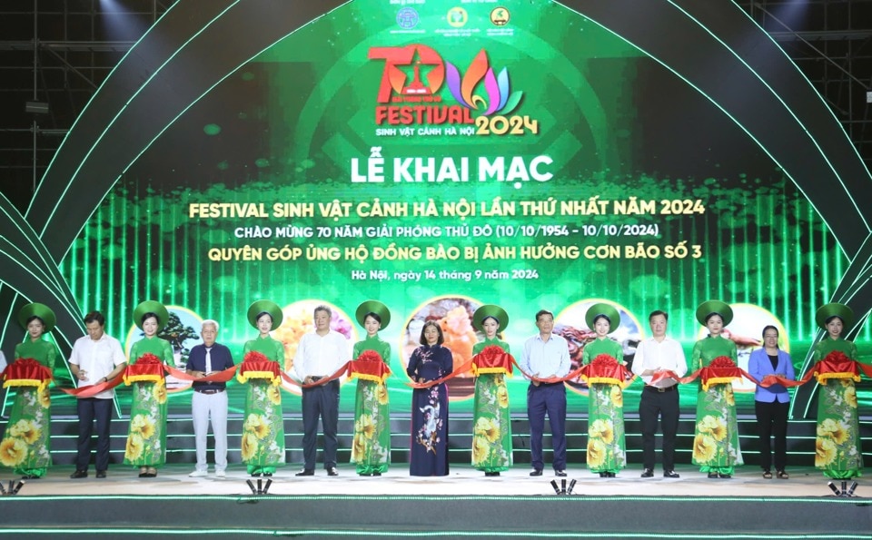 Đại biểu lãnh đạo Thành uỷ - UBND TP Hà Nội tham gia cắt băng khai mạc Festival Sinh vật cảnh Hà Nội lần thứ nhất năm 2024.