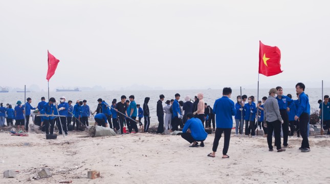 Hàng vạn thanh niên Hạ Long ra quân làm sạch môi trường ảnh 7