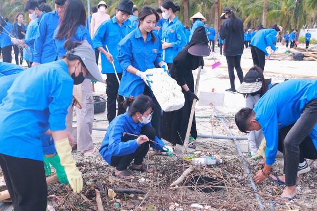 Hàng vạn thanh niên Hạ Long ra quân làm sạch môi trường ảnh 11