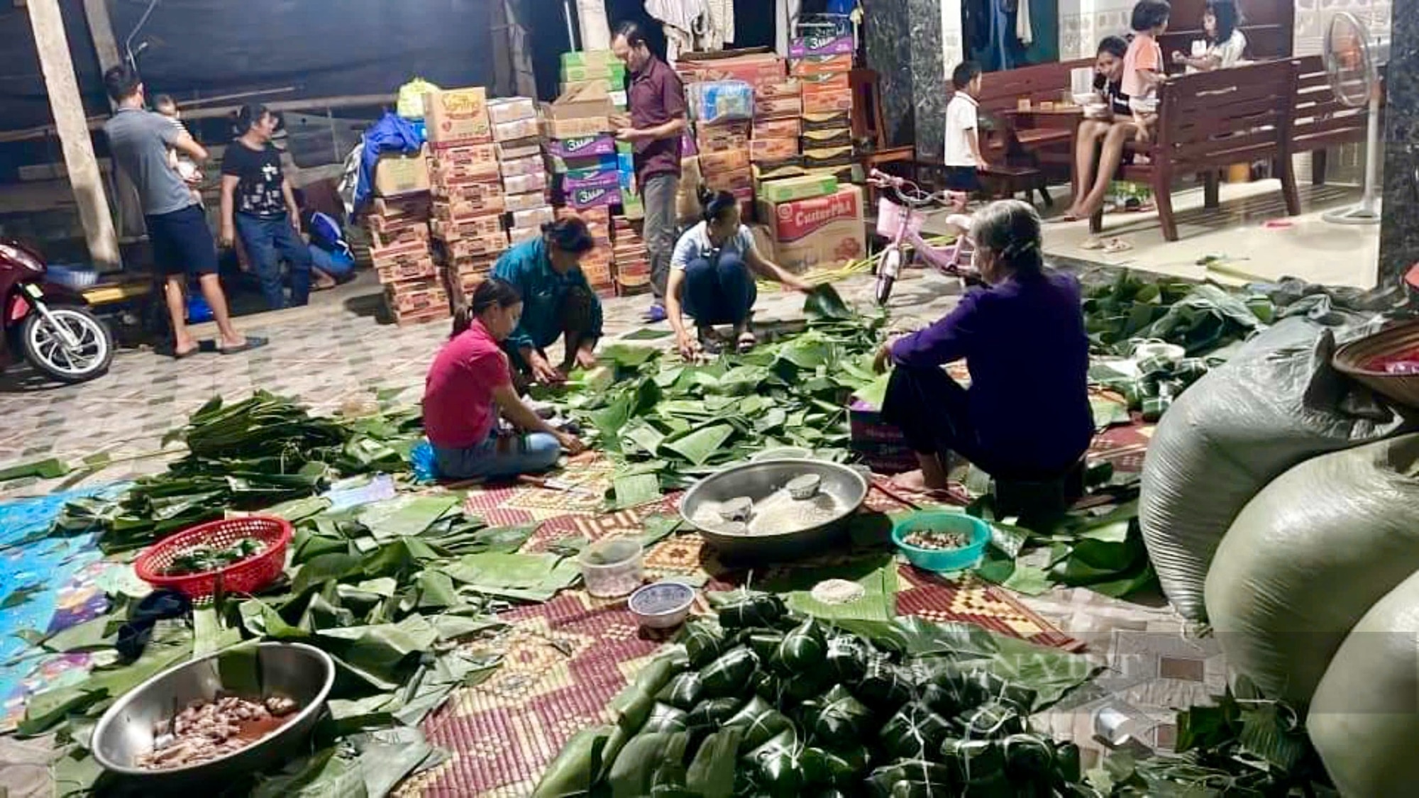 Thanh Hoá: Nông dân Nông Cống nấu 1.000 bánh chưng gửi tâm lũ phía Bắc- Ảnh 3.