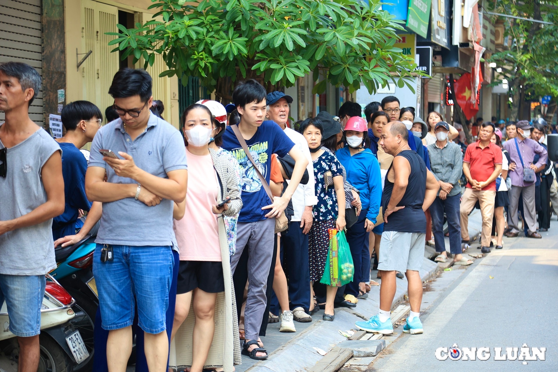 nguoi dan nuom nuop ve pho thuy khue mua banh truoc them tet trung thu hinh 2