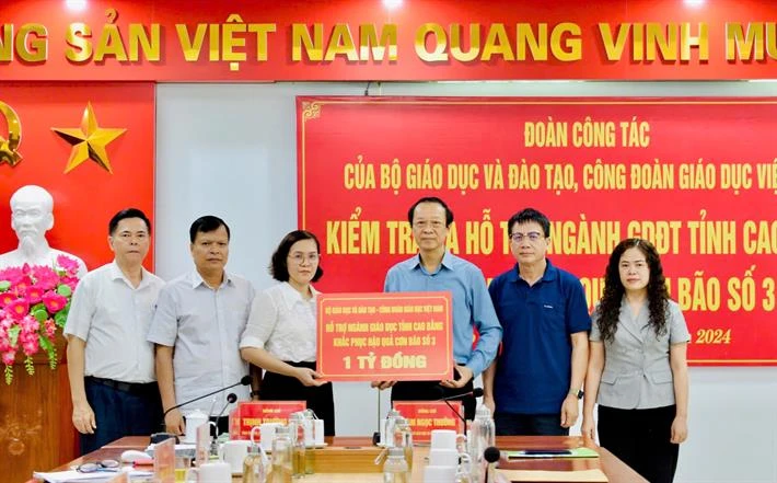 Đoàn công tác Bộ GD-ĐT trao tặng 1 tỷ đồng hỗ trợ ngành giáo dục và đào tạo tỉnh Cao Bằng khắc phục hậu quả của cơn bão số 3..jpg