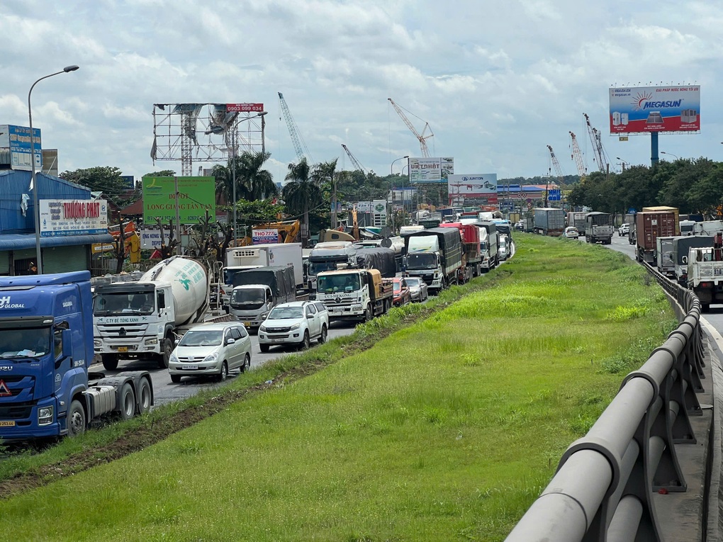 Cuộn thép trên rơ-moóc rơi xuống mặt cầu Đồng Nai, kẹt xe hơn 5km - 2