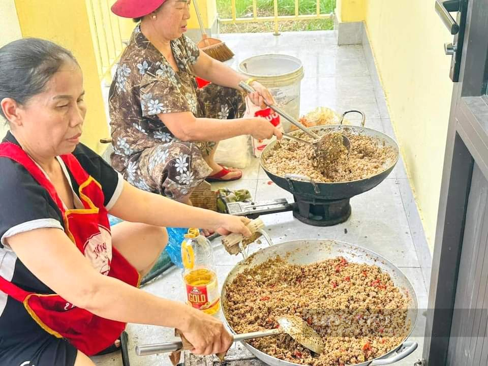 Nông dân Quảng Bình làm ruốc sả, đưa thuyền nan ra hỗ trợ người dân vùng lũ phía Bắc - Ảnh 2.